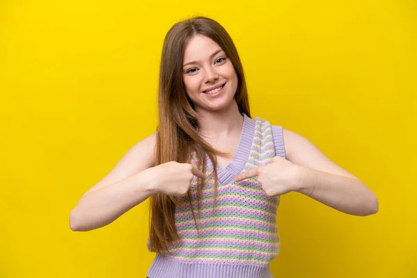 Junge Kaukasische Frau Isoliert Auf Gelbem Hintergrund Mit Überraschendem Gesichtsausdruck — Stockfoto