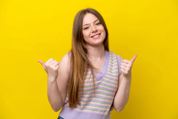 Sarı Arka Planda Izole Edilmiş Genç Beyaz Kadın Baş Parmakları — Stok fotoğraf