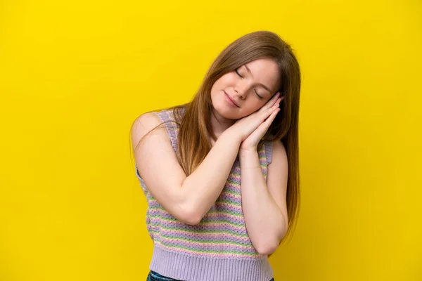 Sarı Arka Planda Izole Edilmiş Genç Beyaz Bir Kadın Uyku — Stok fotoğraf