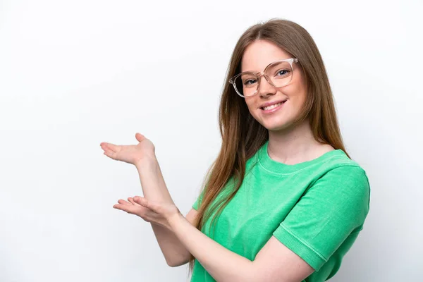Jonge Blanke Vrouw Geïsoleerd Witte Achtergrond Met Bril Presenteren Iets — Stockfoto