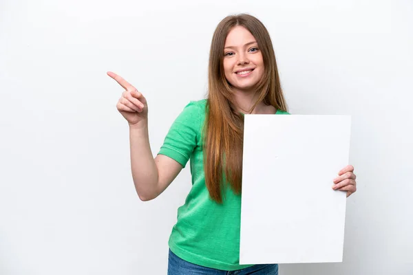 Νεαρή Καυκάσια Γυναίκα Απομονωμένη Λευκό Φόντο Κρατώντας Ένα Άδειο Πλακάτ — Φωτογραφία Αρχείου