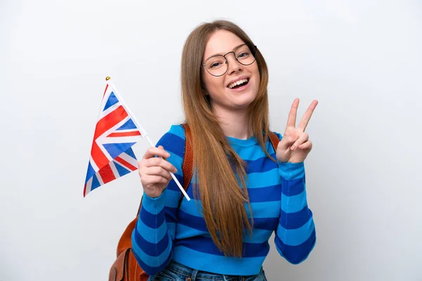 Mladá Běloška Drží Vlajku Spojeného Království Izolované Bílém Pozadí Úsměvem — Stock fotografie