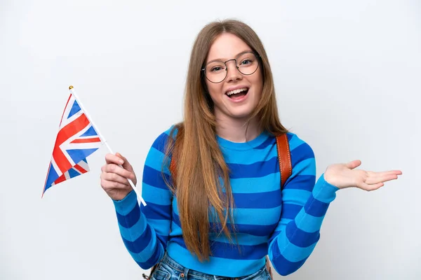 Jovem Caucasiana Segurando Uma Bandeira Reino Unido Isolada Fundo Branco — Fotografia de Stock