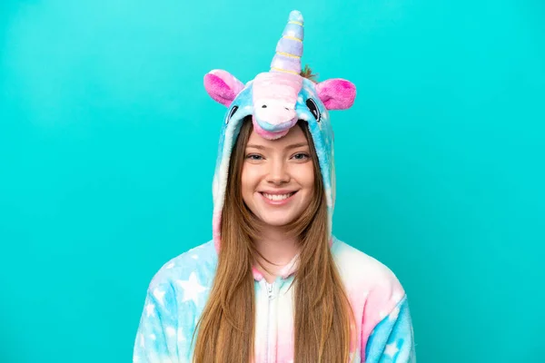 Joven Chica Caucásica Con Pijama Unicornio Sosteniendo Almohada Sonriendo Con — Foto de Stock