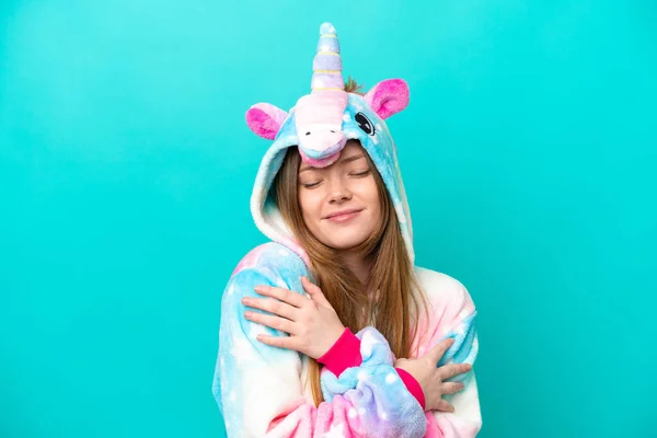 Joven Chica Caucásica Con Pijama Unicornio Sosteniendo Almohada Sonriendo Con — Foto de Stock