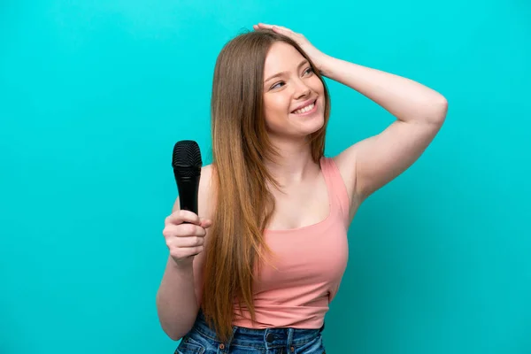 Beyaz Kadın Mavi Arka Planda Izole Edilmiş Bir Mikrofonu Kaldırırken — Stok fotoğraf