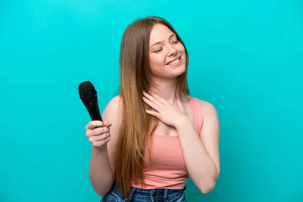 Kafkasyalı Şarkıcı Mavi Arka Planda Izole Edilmiş Bir Mikrofonu Kaldırıp — Stok fotoğraf