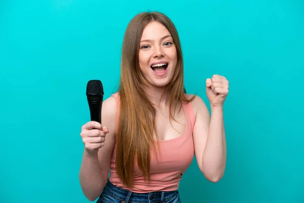 Kafkasyalı Şarkıcı Mavi Arka Planda Izole Edilmiş Bir Mikrofonu Kaldırarak — Stok fotoğraf
