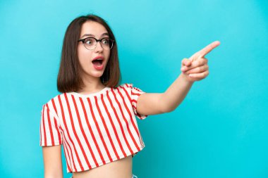 Mavi arka planda izole edilmiş genç Ukraynalı kadın...