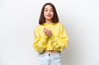 Genç Ukraynalı kadın beyaz arka planda izole edilmiş gülüyor.