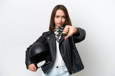Beyaz arka planda izole edilmiş motosiklet kasklı genç Ukraynalı kadın olumsuz ifade ile baş parmağını gösteriyor