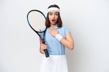 Genç Ukraynalı tenisçi kadın beyaz arka planda izole edilmiş sağa bakarken şaşırmış ve şok olmuştu.