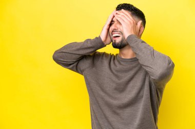 Sarı arka planda izole genç Arap yakışıklı adam stresli