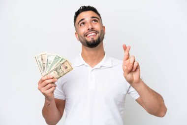 Genç bir Arap, beyaz arka planda izole edilmiş bir şekilde çok para alıyor.