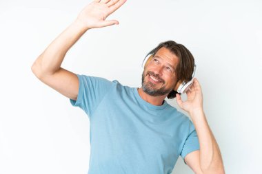 Üst düzey Hollandalı beyaz arka planda izole edilmiş müzik ve dans dinliyor.