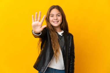 İzole edilmiş sarı arka planda beş parmaklı çocuk