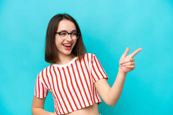 Jonge Oekraïense Vrouw Geïsoleerd Blauwe Achtergrond Wijzend Vinger Naar Zijkant — Stockfoto