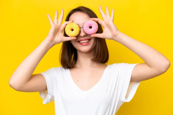 Ung Ukrainsk Kvinna Isolerad Gul Bakgrund Håller Munkar Ögonen — Stockfoto