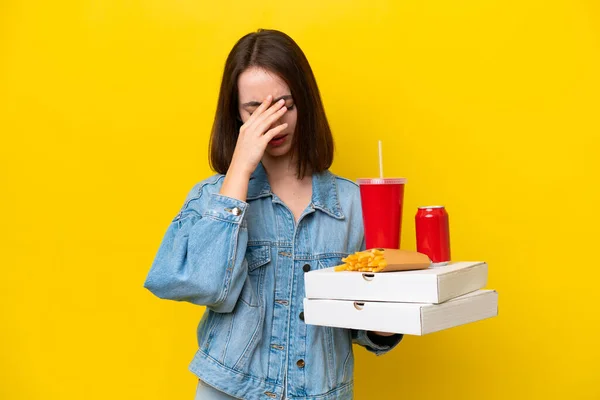Young Ukrainian Woman Holding Fast Food Isolated Yellow Background Tired — Stock Photo, Image