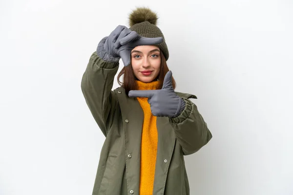 身穿冬季夹克的年轻乌克兰妇女被隔离在白色背景聚焦的脸上 框框符号 — 图库照片
