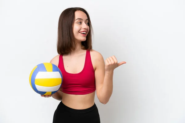 Jovem Ucraniana Jogando Vôlei Isolado Fundo Branco Apontando Para Lado — Fotografia de Stock