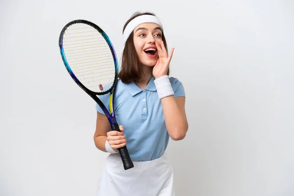 若いですウクライナのテニスプレーヤーの女性隔離された白の背景叫びとともに口を大きく開きます — ストック写真