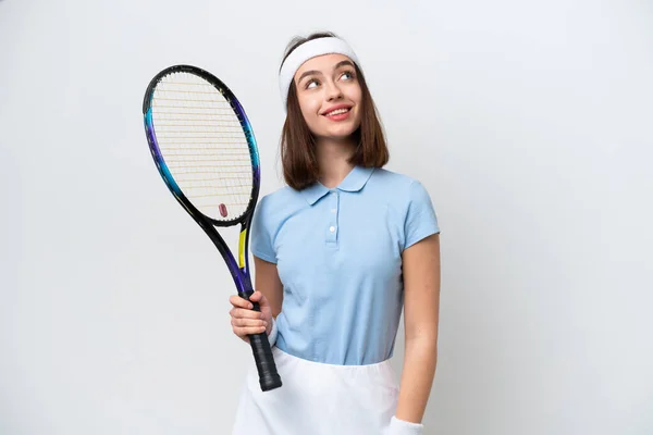 Joven Jugadora Tenis Ucraniana Aislada Sobre Fondo Blanco Pensando Una —  Fotos de Stock