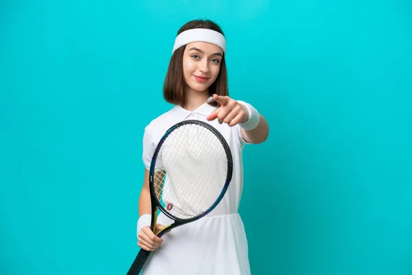 Joven Ucraniana Aislada Sobre Fondo Azul Jugando Tenis Señalando Hacia — Foto de Stock