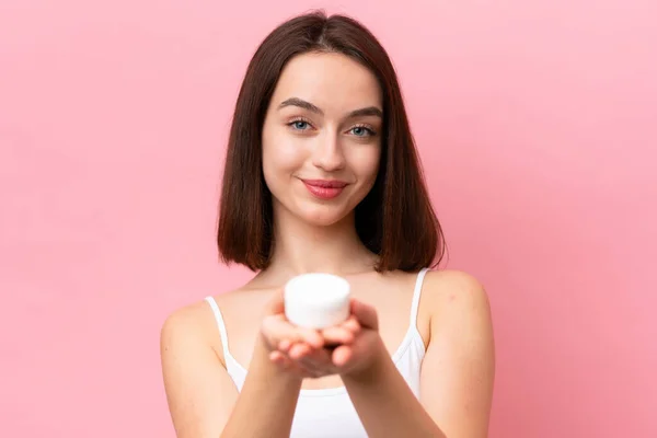 Jonge Oekraïense Vrouw Geïsoleerd Roze Achtergrond Met Moisturizer Het Aanbieden — Stockfoto