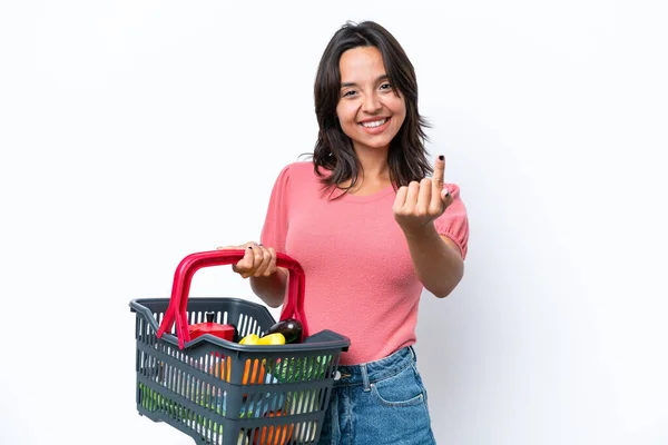 Jovem Segurando Uma Cesta Cheia Comida Fazendo Gesto Vindo — Fotografia de Stock