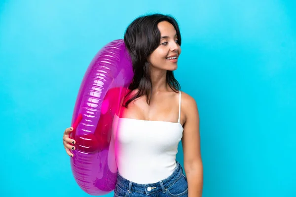 Junge Hispanische Frau Hält Luftmatratzen Donut Isoliert Auf Blauem Hintergrund — Stockfoto