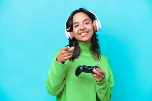 Jonge Latino Vrouw Spelen Met Een Video Game Controller Geïsoleerd — Stockfoto