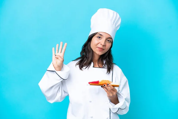 Junge Hispanische Köchin Frau Hält Sashimi Isoliert Auf Blauem Hintergrund — Stockfoto