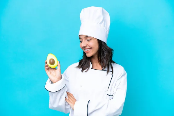 Junge Hispanische Köchin Mit Avocado Auf Blauem Hintergrund Die Zur — Stockfoto