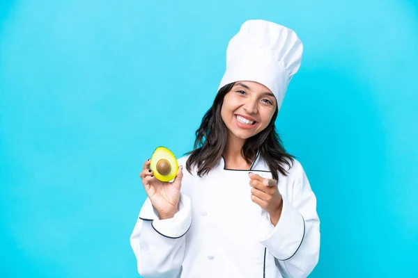Junge Hispanische Köchin Hält Avocado Isoliert Auf Blauem Hintergrund Und — Stockfoto