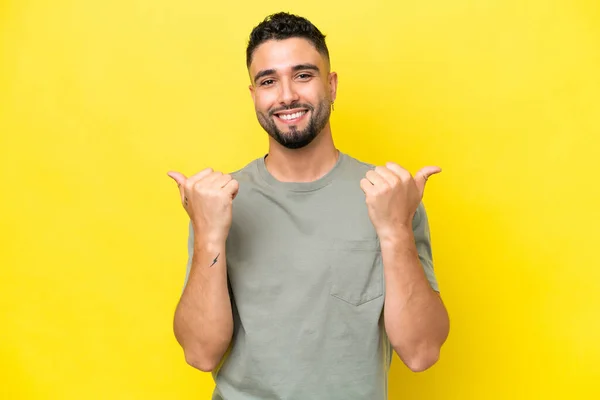 Young Arab Handsome Man Isolated Yellow Background Thumbs Gesture Smiling — Stock fotografie