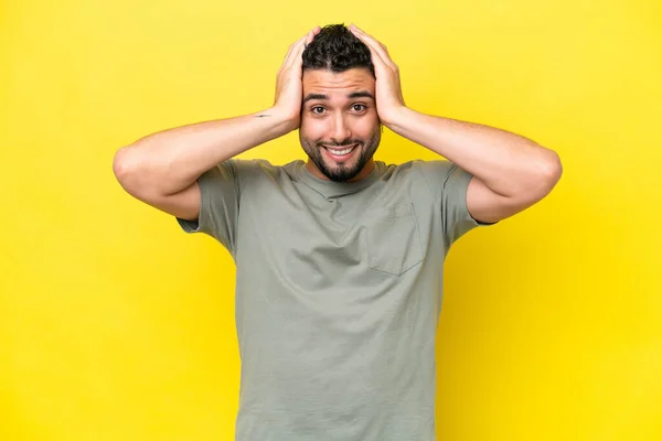 Jonge Arabische Knappe Man Geïsoleerd Gele Achtergrond Doet Nerveus Gebaar — Stockfoto