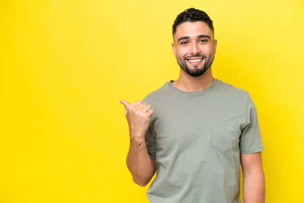 Young Arab Handsome Man Isolated Yellow Background Pointing Side Present — 스톡 사진