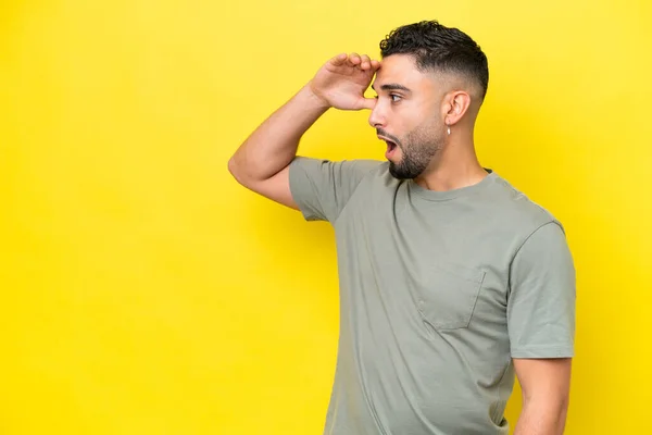 Young Arab Handsome Man Isolated Yellow Background Surprise Expression While — Foto de Stock