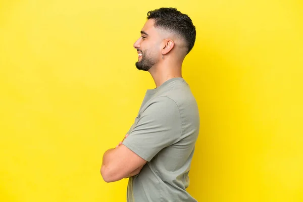 Young Arab Handsome Man Isolated Yellow Background Lateral Position — ストック写真