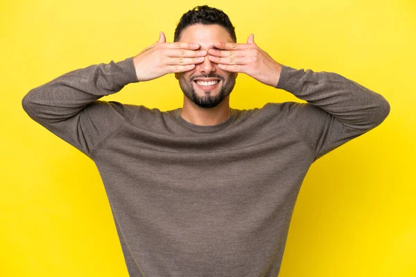 Mladý Arab Hezký Muž Izolovaný Žlutém Pozadí Zakrývající Oči Rukama — Stock fotografie