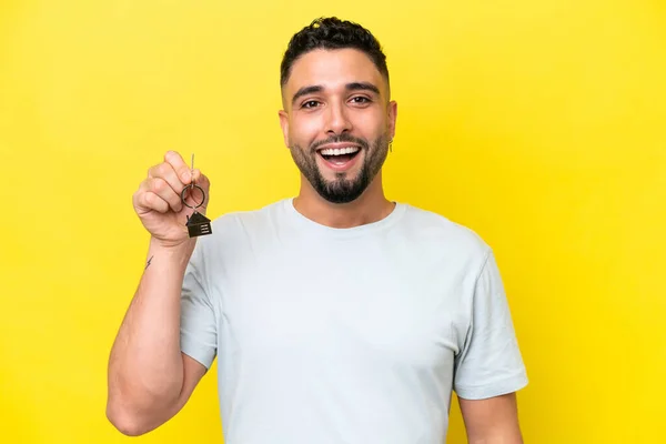Mladý Arab Muž Drží Domácí Klíče Izolované Žlutém Pozadí Překvapením — Stock fotografie