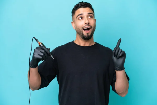 Tattooist Arab Man Isolated Blue Background Thinking Idea Pointing Finger — 스톡 사진