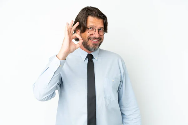 Senior Holenderski Biznes Człowiek Odizolowany Białym Tle Pokazuje Znak Palcami — Zdjęcie stockowe