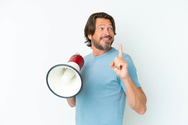 Homem Holandês Sênior Isolado Fundo Branco Segurando Megafone Com Intenção — Fotografia de Stock