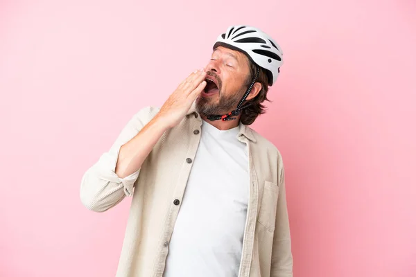 Homem Holandês Sênior Com Capacete Bicicleta Isolado Fundo Rosa Bocejando — Fotografia de Stock