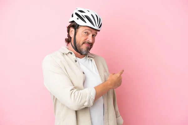 Senior Holländischer Mann Mit Fahrradhelm Isoliert Auf Rosa Hintergrund Zeigt — Stockfoto