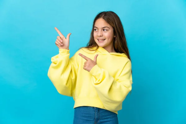 Маленька Дівчинка Над Ізольованим Синім Тлом Вказуючи Індексний Палець Чудова — стокове фото