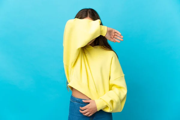 Menina Sobre Fundo Azul Isolado Cobrindo Olhos Por Mãos — Fotografia de Stock