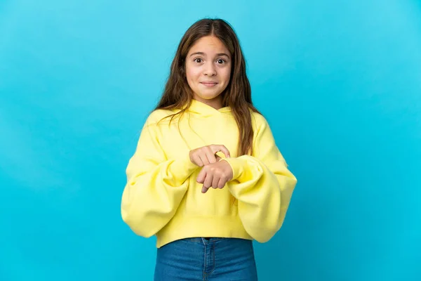 Meisje Geïsoleerde Blauwe Achtergrond Maakt Het Gebaar Van Laat Komen — Stockfoto